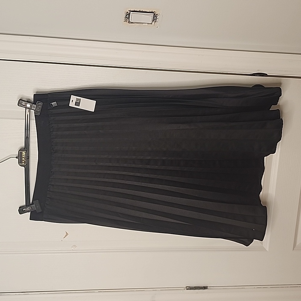 Mexx Woman's Pleated Skirt with exposed Elastic Waist Band NWT Size Large